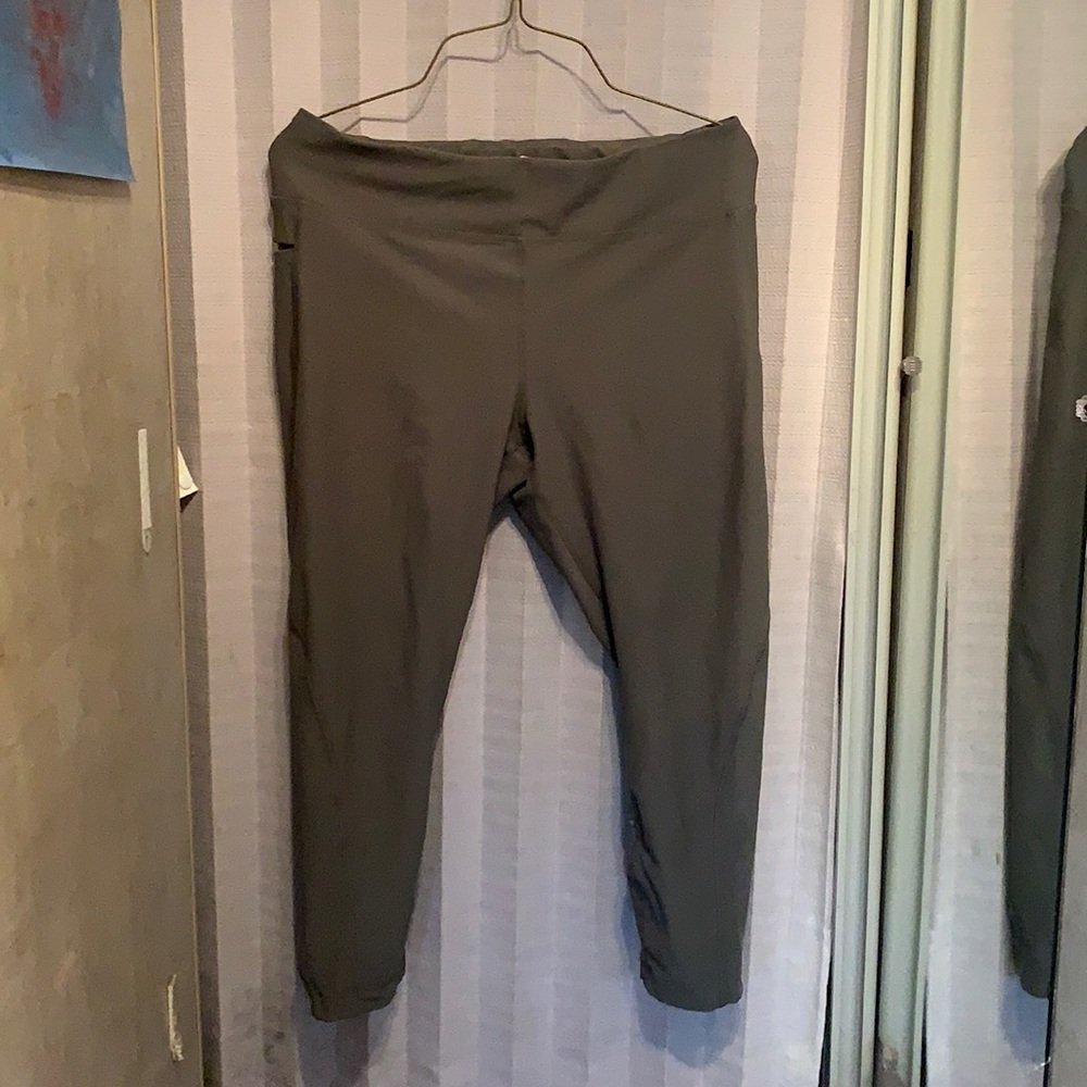 Mid-calf running or exercise pants. OD green